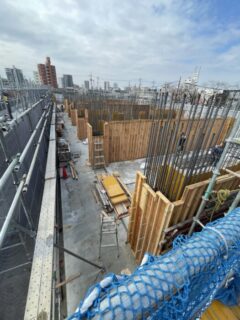 3月24日　YD3丁目マンション　1Ｆカベ柱型枠建込中