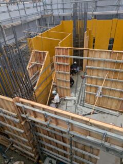 4月25日　西区JSマンション　1F起型枠施工中