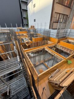 6月21日　Sビル　2Fカベ・ハリ型枠施工中