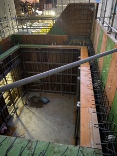 11月15日　ローレルタワー藤が丘電気室返し型枠施工中